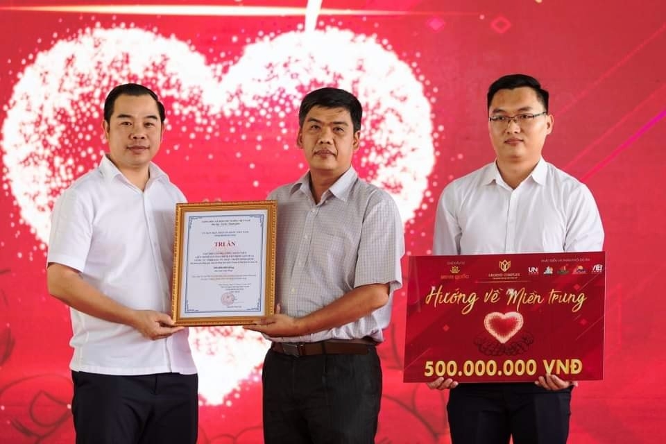 “Hướng về miền Trung” trao 500 triệu đồng mặt trận Tổ quốc Việt Nam tỉnh Bình Dương