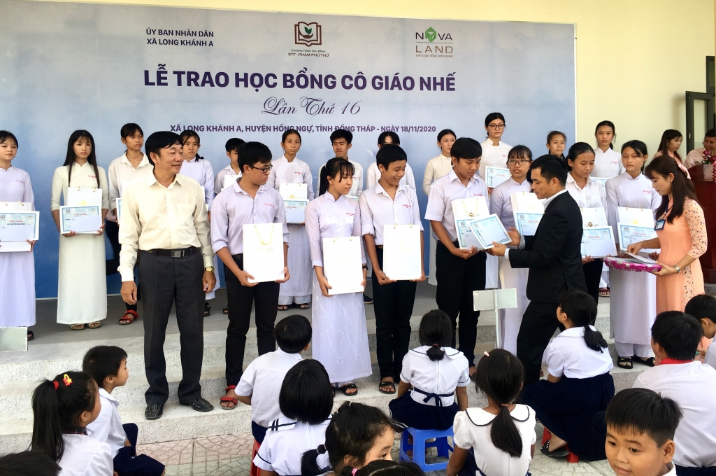 Đại diện Tập đoàn Novaland trao học bổng cho các em học sinh có hoàn cảnh khó khăn xã Long Khánh