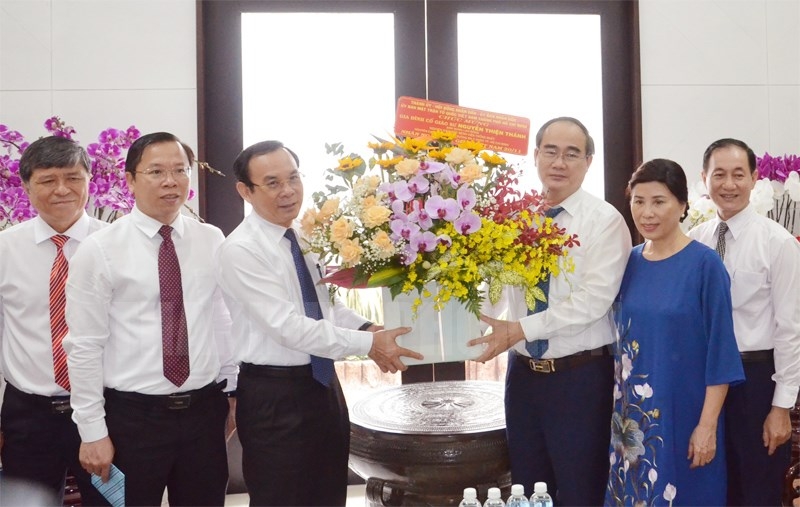 Bí thư Thành ủy TPHCM Nguyễn Văn Nên tặng hoa gia đình cố Giáo sư Nguyễn Thiện Thành.