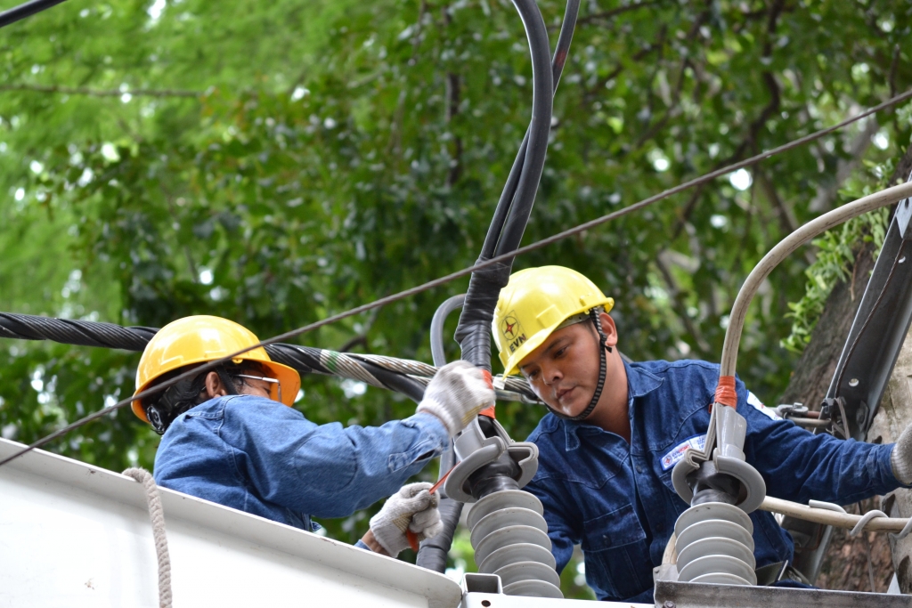 EVNHCMC cũng phối hợp với các ngành có liên quan, UBND các quận, huyện liên tục kiểm tra, rà soát toàn bộ hệ thống cung cấp điện, bổ sung công suất điện cho các trạm bơm mới được nâng cấp