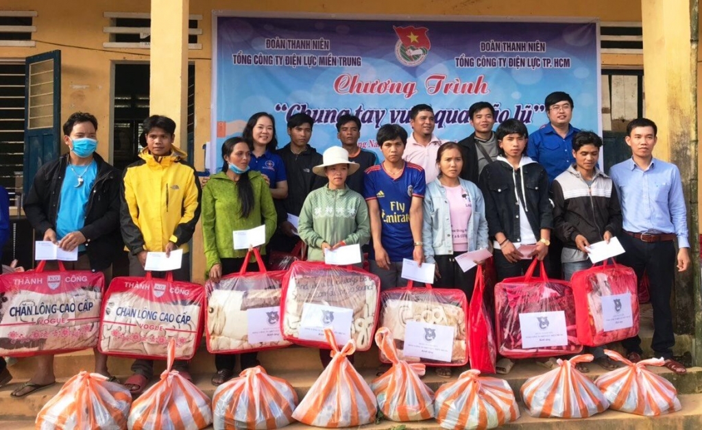 Đoàn thanh niên EVNHCMC phối hợp cùng Đoàn thanh niên EVNCPC trao quà cho người dân xã A Xan, huyện Tây Giang, tỉnh Quảng Nam