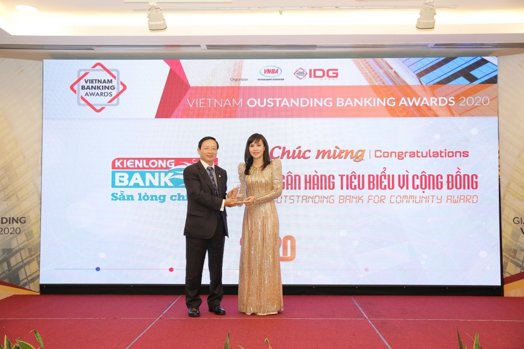 2.	Bà Trần Tuấn  Anh – Thành viên HĐQT, Tổng giám đốc Kienlongbank nhận giải thưởng “Ngân hàng tiêu biểu vì cộng đồng”