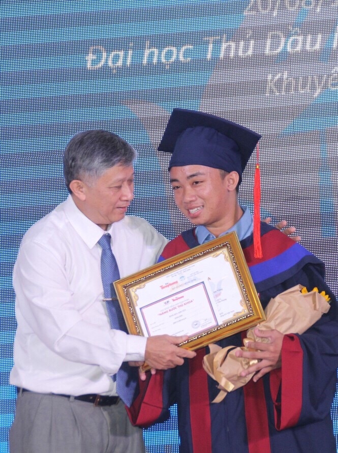 Em Nguyễn Bá Toàn nhận học bổng trong chương trình Nâng bước thủ khoa.