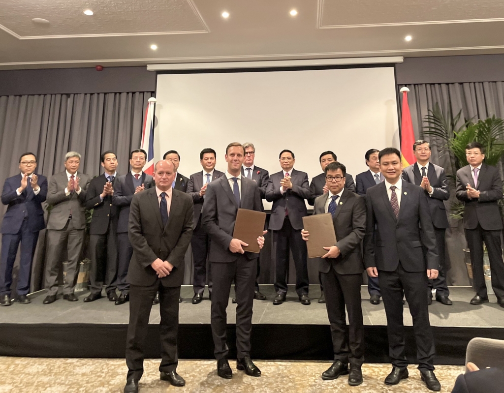 Đại diện BCG Energy và Siemens Gamesa Renewable Energy cùng trao thỏa thuận hợp tác dưới sự chứng kiến của Thủ tướng Phạm Minh Chính và các đại biểu