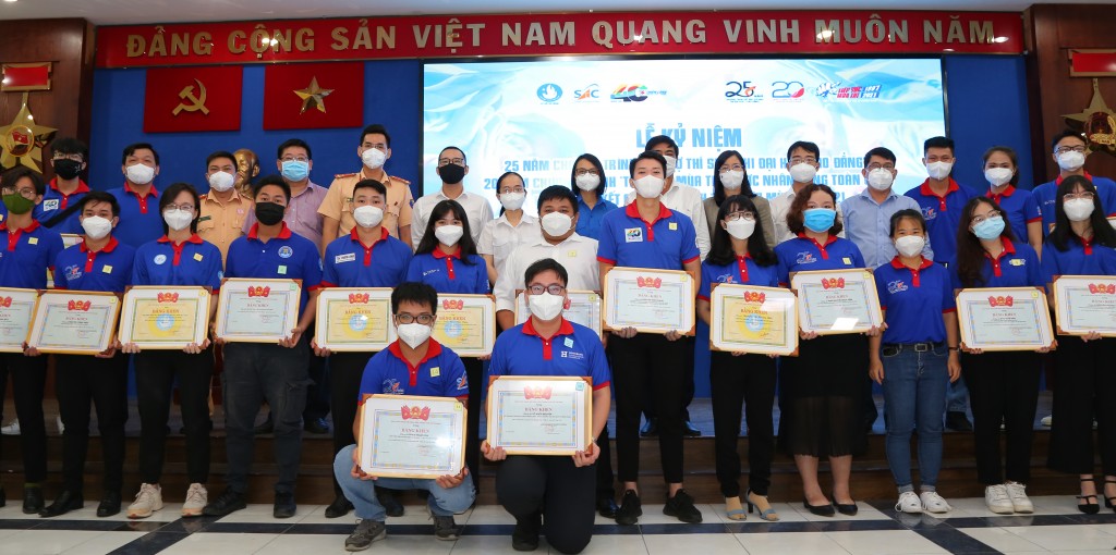 Thành đoàn, Hội Sinh viên Việt Nam TP Hồ Chí Minh trao tặng Bằng khen cho 11 tập thể và 109 cá nhân đã có thành tích xuất sắc trong 25 năm và trong chương trình “Tiếp sức mùa thi” năm 2021