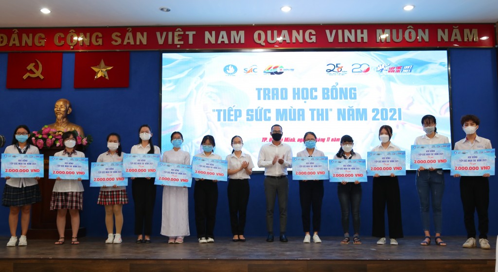 Các sinh viên được trao học bổng