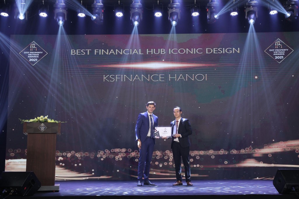 Ông Phan Ích Long - Phó Tổng Giám đốc KSF Group nhận Giải thưởng Trung tâm tài chính có kiến trúc mang tính biểu tượng Việt Nam 2021 cho dự án KSFinance Hà Nội