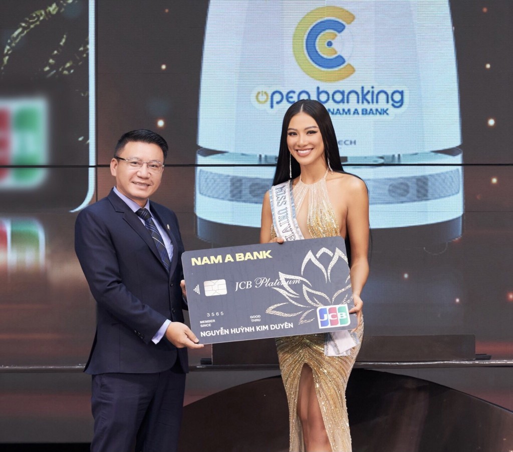 Đại diện Nam A Bank, ông Hoàng Việt Cường – Phó Tổng Giám đốc trao tặng thẻ tín dụng Nam A Bank JCB Platinum