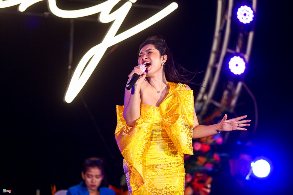 bữa tiệc âm nhạc bãi biển còn có sự Xuất hiện của ca sĩ Nguyễn Hồng Nhung
