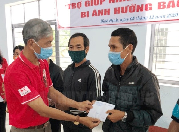 Đoàn công tác trao quà tại tỉnh Bình Định.