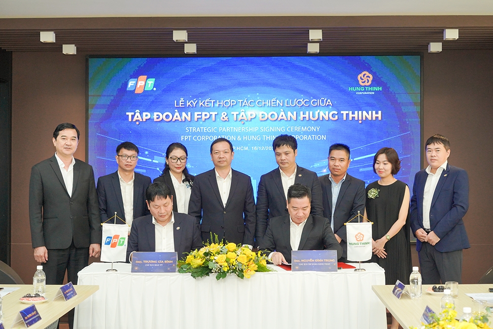   Ông Trương Gia Bình – Chủ tịch Tập đoànFPTvà ôngNguyễn Đình Trung – Chủ tịch Tập đoàn Hưng Thịnh thực hiện nghi thức ký kết hợp tác trước sự chứng kiến của đại diện hai Tập đoàn