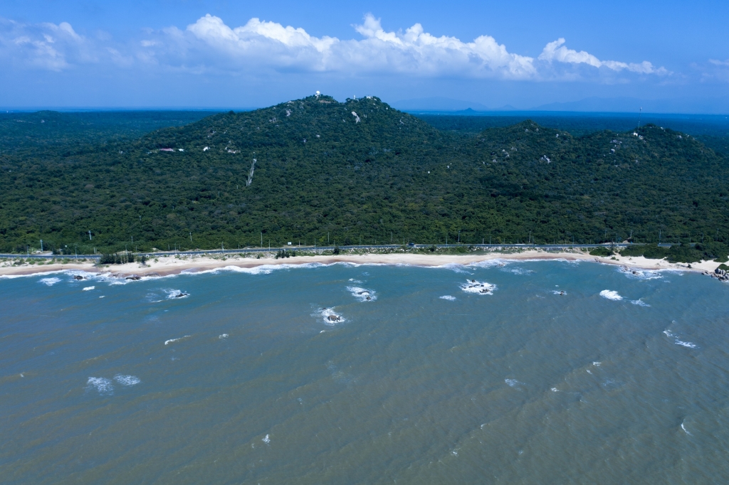 Đường bờ biển trải dài hơn 30 km của Hồ Tràm thích hợp cho nhiều hoạt động trải nghiệm biển. Ảnh: Hữu Khoa