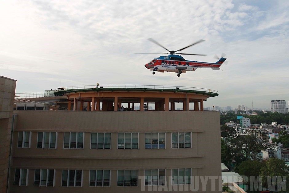 Trực thăng đáp tại sân bay cấp cứu trên nóc tòa nhà Viện chấn thương chỉnh hình của Bệnh viện Quân y 175 tại TPHCM