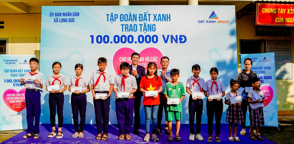 Đại diện Tập đoàn Đất Xanh trao quà và học bổng cho học sinh khó khăn các trường tại xã Long Đức, huyện Long Thành, Đồng Nai