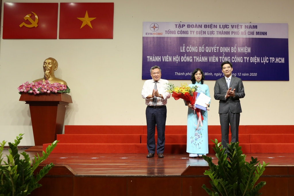 Phó bí thư Đảng uỷ EVN và Chủ tịch HĐTV trao hoa và quyết định bổ nhiệm đồng chí Đỗ Thị Xuân Chi giữ chức danh Thành viên HĐTV EVNHCMC 