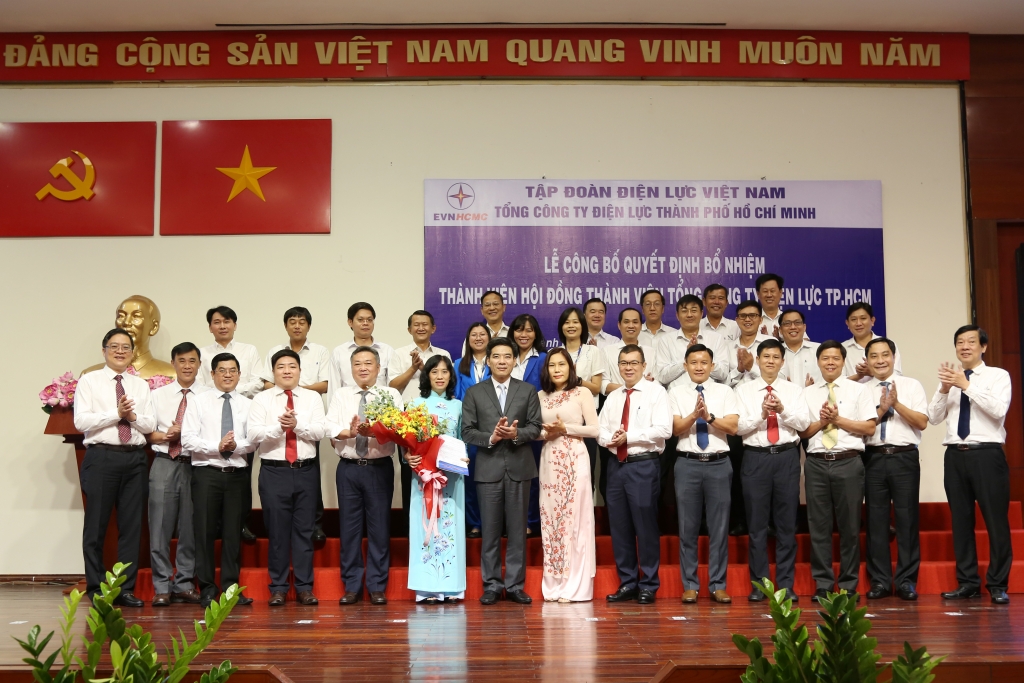 Bà Đỗ Thị Xuân Chi cùng các đồng chí trong Ban Lãnh đạo EVNHCMC