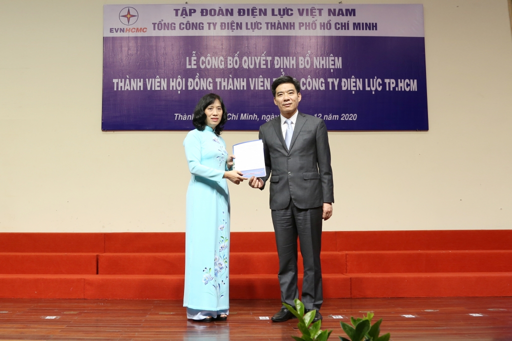 Phó bí thư Đảng uỷ Tập Đoàn Điện lực Việt Nam Trao quyết định bổ nhiệm đồng chí Đỗ Thị Xuân Chi giữ chức danh Thành viên HĐTV EVNHCMC