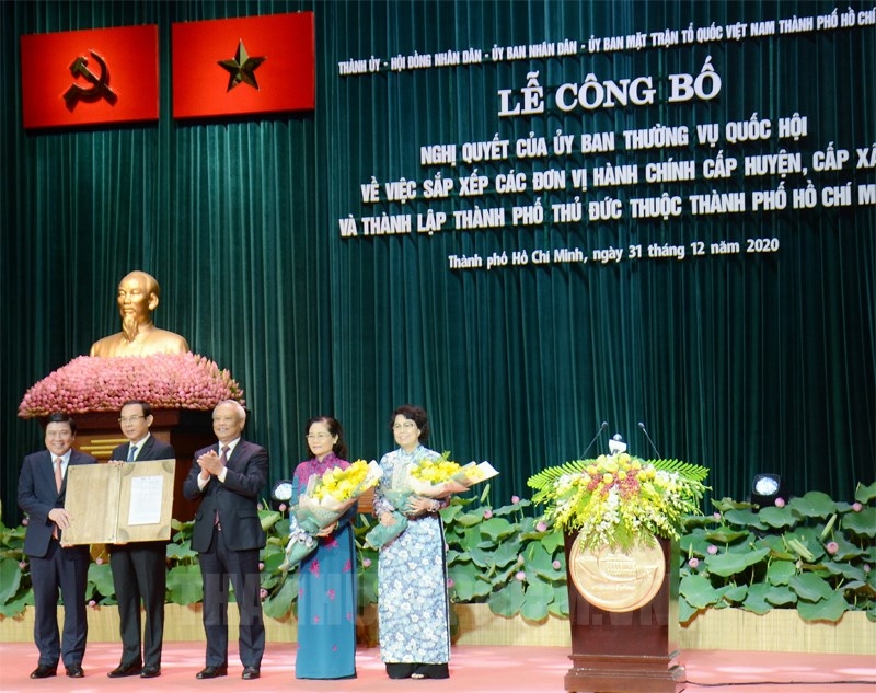 Phó Chủ tịch Quốc hội Uông Chu Lưu trao Nghị quyết của Ủy ban Thường vụ Quốc hội về việc sắp xếp các đơn vị hành chính cấp huyện, cấp xã và thành lập TP Thủ Đức thuộc TPHCM cho lãnh đạo TPHCM