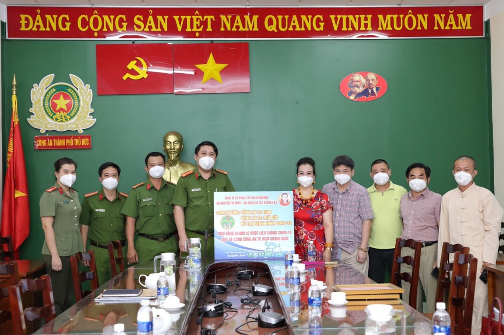 Bà Nguyễn Thị Minh trao tặng thuốc cho công an Thành Phố Thủ Đức