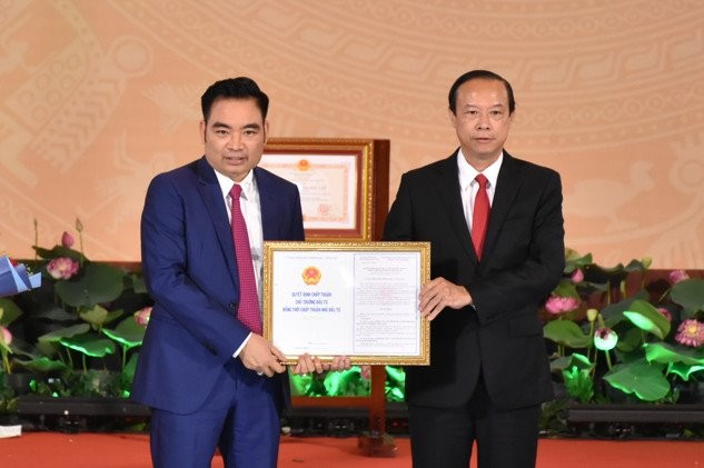 Ông Nguyễn Văn Thọ - Chủ tịch UBND tỉnh Bà Rịa - Vũng Tàu trao giấy chứng nhận đầu tư dự án FiveStar Poseidon cho doanh nhân Trần Văn Mười - Chủ tịch Agritour, Chủ tịch Five Star Group