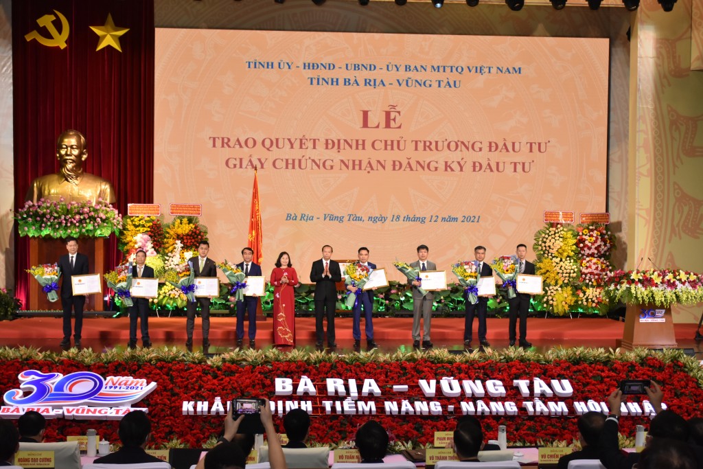 Bà Nguyễn Thị Yến, Phó Bí thư Thường trực Tỉnh ủy, Trưởng đoàn ĐBQH tỉnh và ông Nguyễn Văn Thọ, Chủ tịch UBND tỉnh trao giấy chứng nhận đăng ký đầu tư cho đại diện các chủ dự án