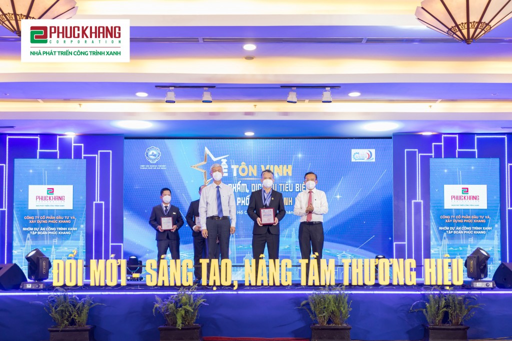 Ông Nguyễn Kiên Cường (ở giữa) đại diện Phuc Khang Corporation nhận danh hiệu “Sản phẩm, Dịch vụ tiêu biểu TP. Hồ Chí Minh năm 2021”