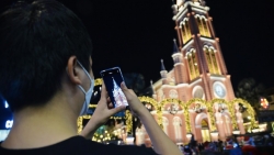 TP Hồ Chí Minh: Người dân đổ xô đi chơi Giáng sinh, nhiều tuyến đường ùn tắc xe kéo dài