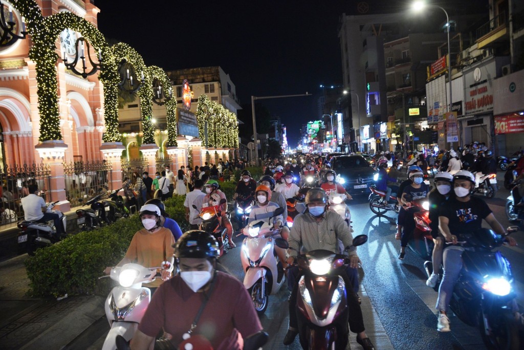 TP Hồ Chí Minh: Người dân đổ xô đi chơi Giáng sinh, nhiều tuyến đường ùn tắc xe kéo dài