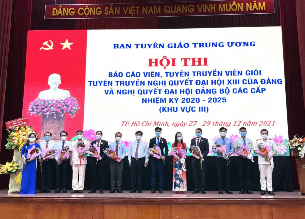 Ban tổ chức chụp hình lưu niệm tại ngày khai mạc hội thi