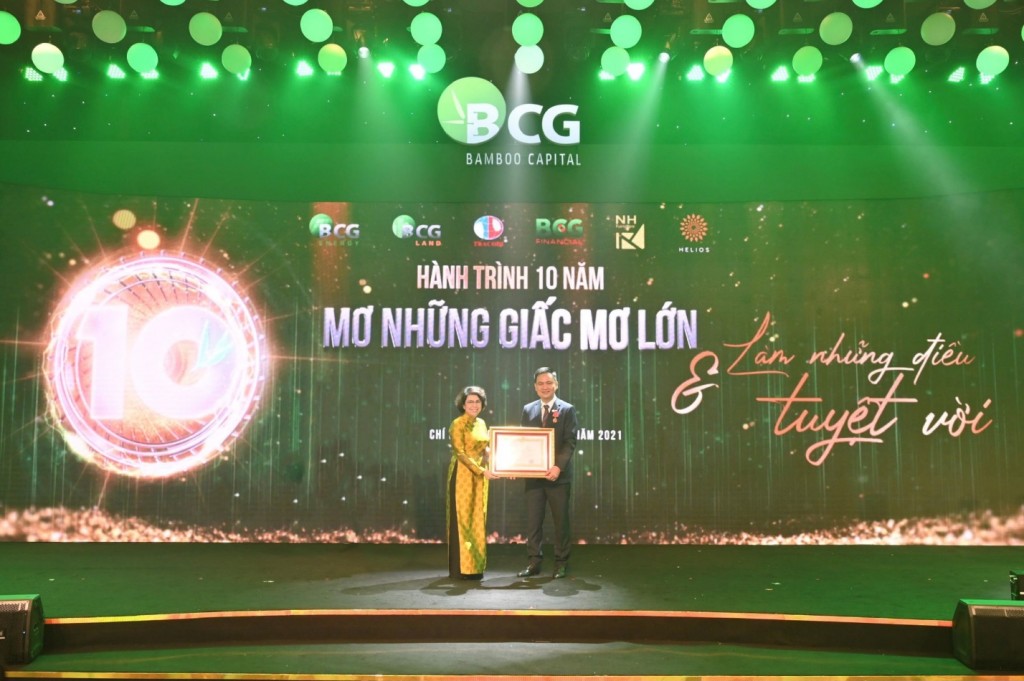 Ông Nguyễn Hồ Nam – Chủ tịch HĐQT Bamboo Capital vinh dự nhận Huân chương Lao động hạng Ba.