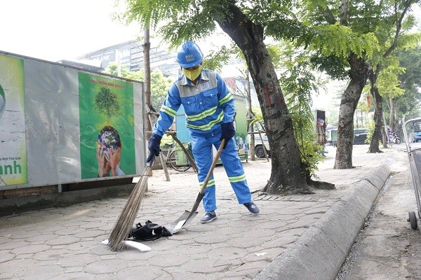 Những “bông hoa” cần mẫn làm đẹp cho phố phường