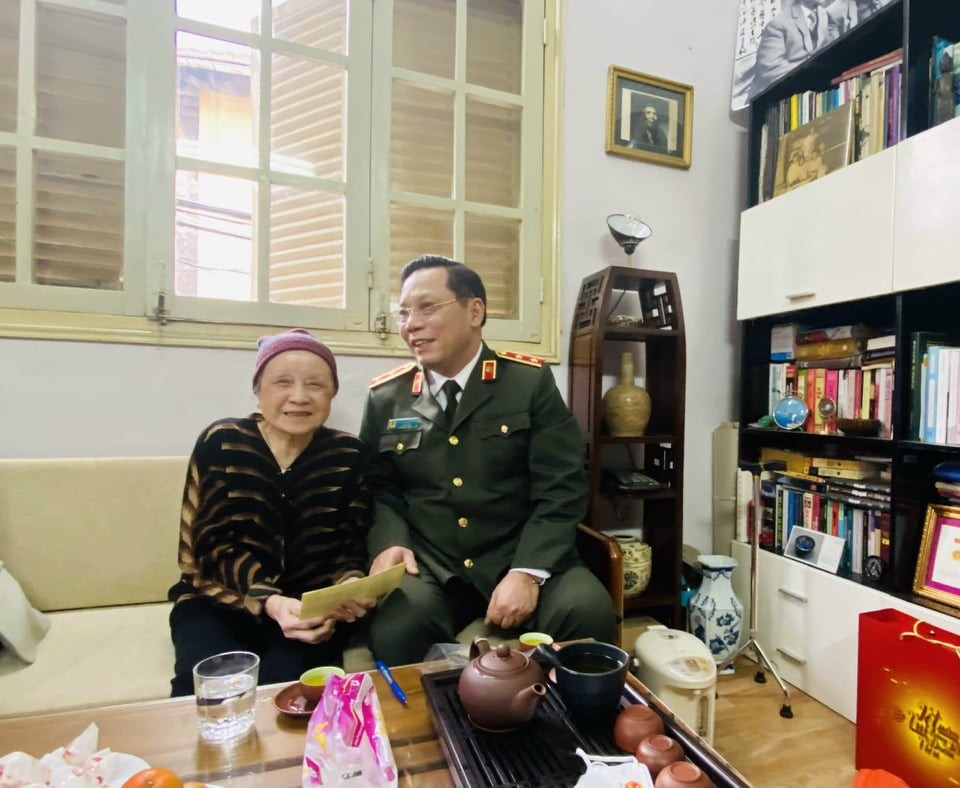 Giám đốc Công an TP Hà Nội thăm, chúc Tết gia đình cố nhạc sỹ Văn Cao
