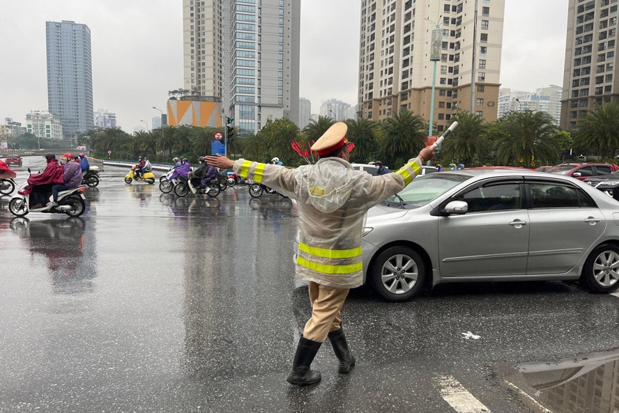Người dân đội mưa, rét trở lại Thủ đô sau kỳ nghỉ Tết Nguyên đán