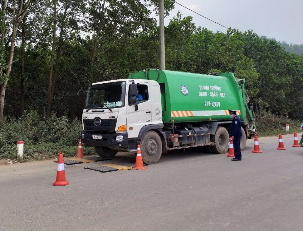 Thanh tra giao thông Hà Nội sẽ mạnh tay xử lý xe chở rác vi phạm