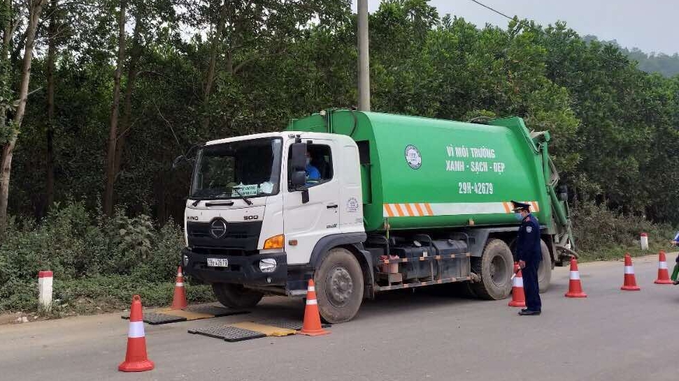 Thanh tra giao thông Hà Nội sẽ mạnh tay xử lý xe chở rác vi phạm