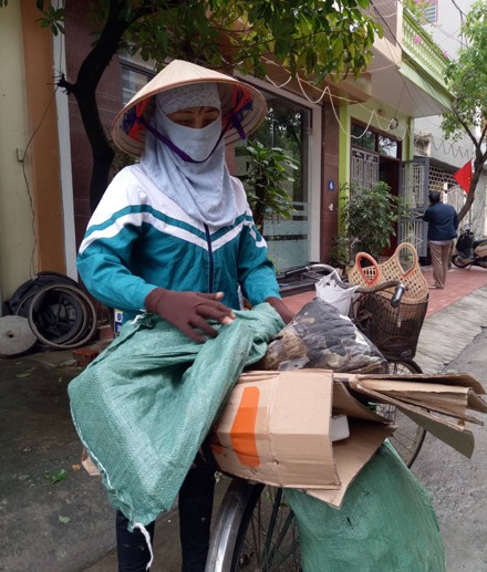 Người lao động chới với giữa “cơn bão” tăng giá