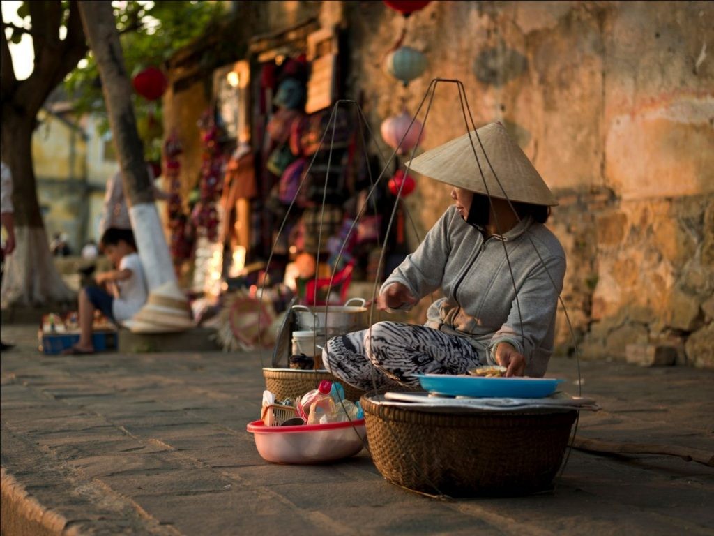 Người lao động chới với giữa “cơn bão” tăng giá