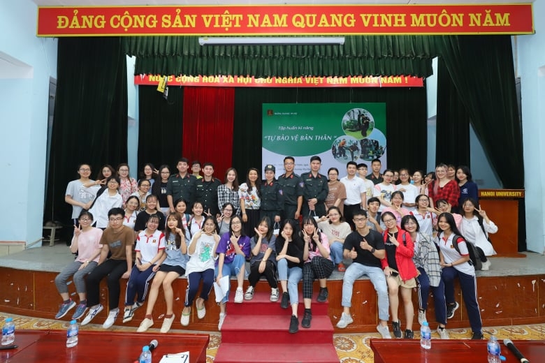 Huấn luyện kỹ năng tự vệ cho sinh viên trường Đại học Hà Nội