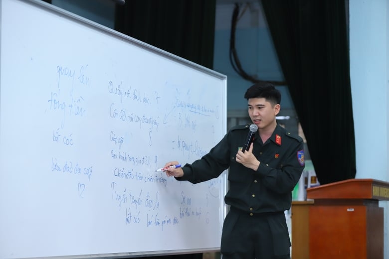 Huấn luyện kỹ năng tự vệ cho sinh viên trường Đại học Hà Nội