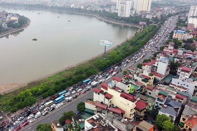 Người dân ùn ùn về quê, nhiều tuyến đường Hà Nội “tê liệt” trong sáng 30/4