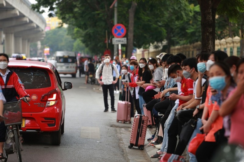 Người dân ùn ùn về quê, nhiều tuyến đường Hà Nội “tê liệt” trong sáng 30/4