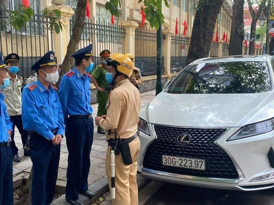 Cần xử lý nghiêm hành vi mua bán trái phép giấy ra vào cơ quan, phù hiệu ô tô
