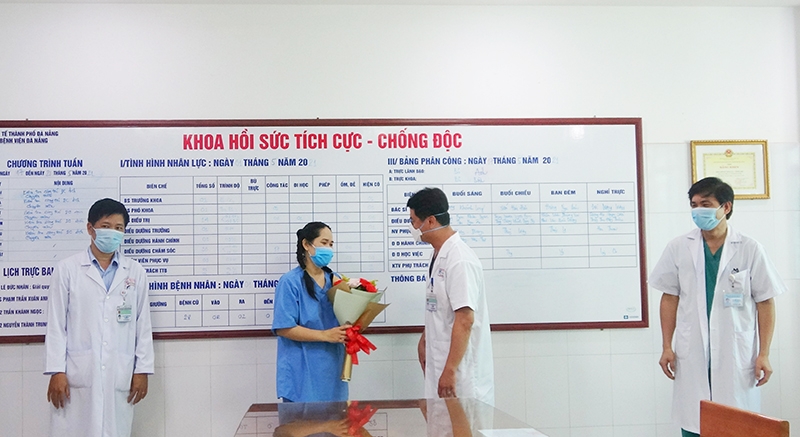 Tin tức trong ngày 18/5: Cảnh cáo cán bộ công an đứng nhìn tài xế taxi vật lộn với tên cướp