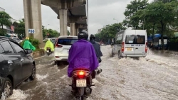 Nhiều tuyến đường ở Hà Nội bị ngập sâu sau mưa lớn