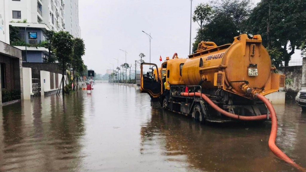 Nhiều tuyến đường ở Hà Nội bị ngập sâu sau mưa lớn