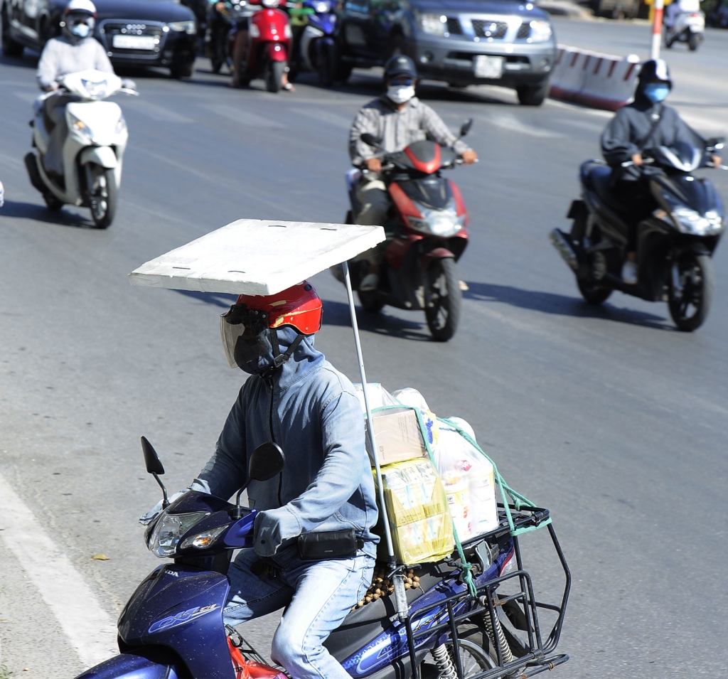 Xe ôm, người giao hàng vật lộn với nắng nóng, dịch bệnh để mưu sinh