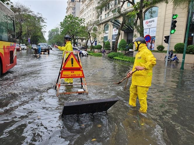 Hà Nội: Tăng cường ứng trực đảm bảo an toàn giao thông trước mưa lớn