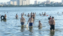 Nắng nóng đỉnh điểm, nhiều người dân Thủ đô “biến” hồ Tây thành bãi tắm