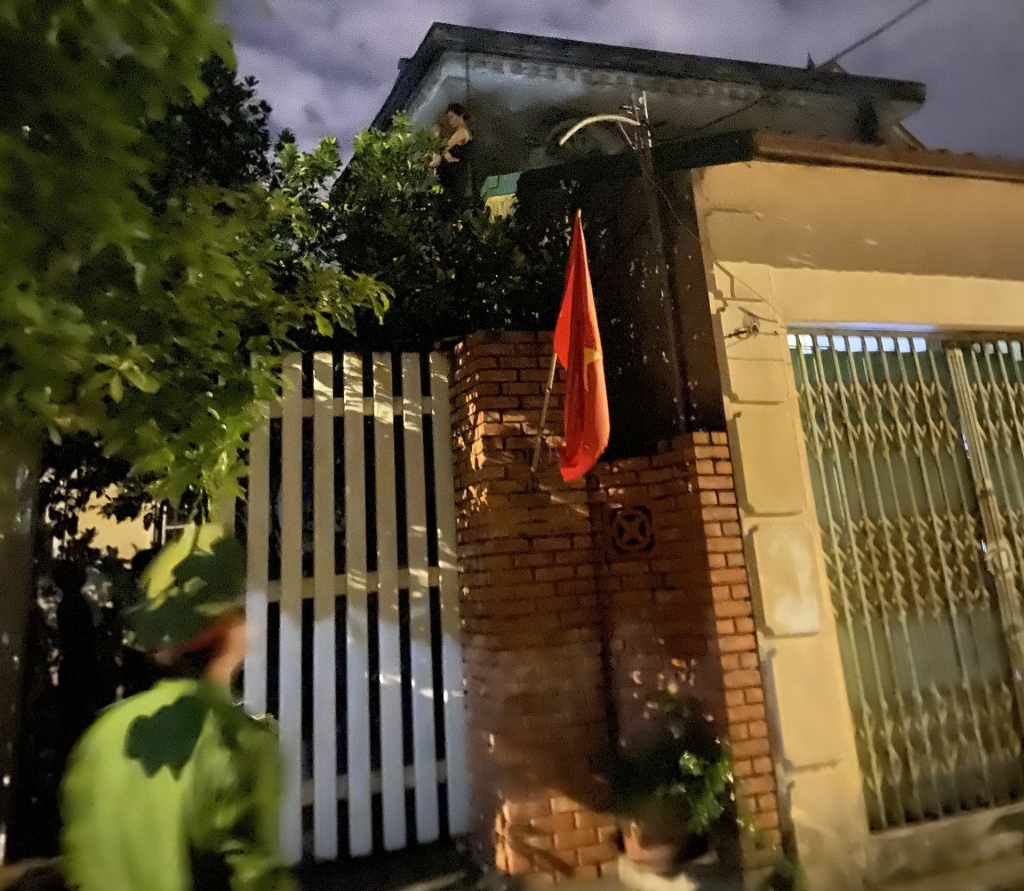 Hà Nội: Kịp thời cứu 2 mẹ con có ý định tự tử trên nóc nhà