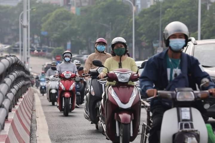 Bất chấp lệnh giãn cách xã hội, người dân vẫn đổ ra đường
